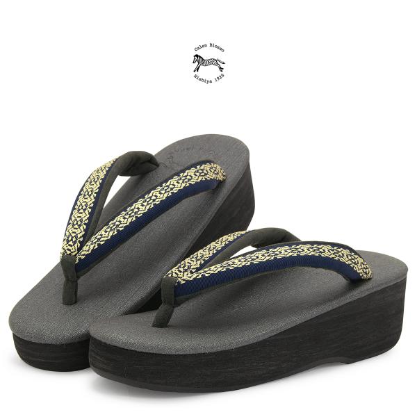 『菱屋カレンブロッソ』カジュアルな着物におすすめな草履■色台　黒に近い灰色鼻緒　紺色にクリーム■素材鼻緒素材　博多織（正絹）本天素材　合成皮革先つぼ素材　合成皮革天の素材　PVC台の素材　EVA底の素材　クレープ（合成ゴム）■適応サイズS　...