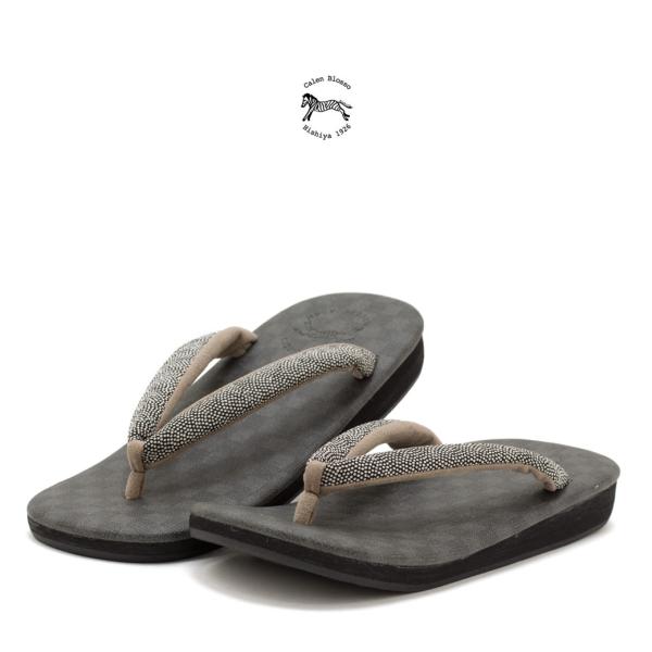 ブランド『菱屋カレンブロッソ』のカジュアルなメンズ雪駄■色台　黒に灰色鼻緒　黒に白■素材鼻緒　麻本天　三越の本天（ナイロン60%・レーヨン40%）先つぼ　三越の本天（ナイロン60%・レーヨン40%） 天　ナイロン台　EVA（エチレン酢酸ビニ...