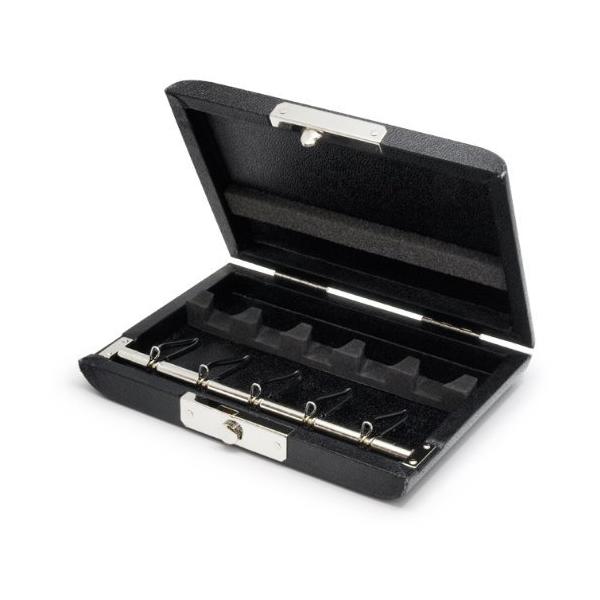 【商品概要】留め具：スライド式ファゴット用　5本入・黒サイズ：縦9cm×横12cm、厚み約1.9cm【商品説明】シンプルで飽きのこないデザイン、リードの出し入れも容易なリードケースの定番です。【商品詳細】ブランド：Tokyo Music S...