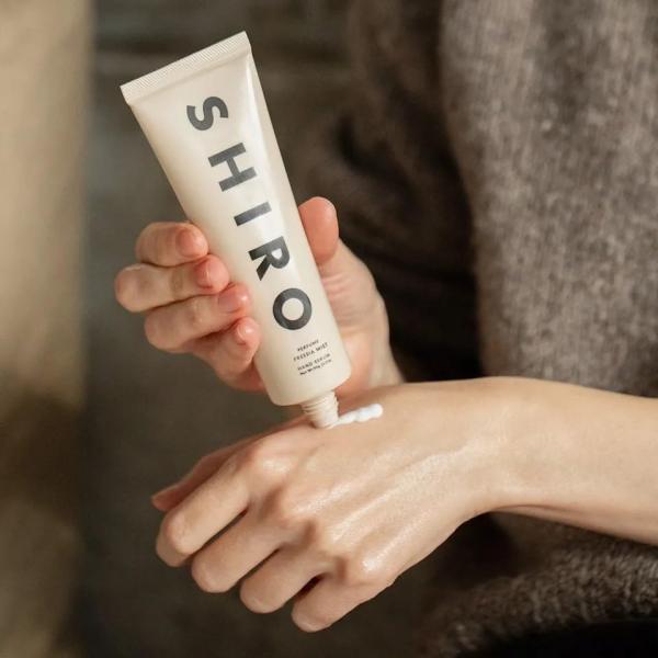 【商品概要】【リッチな潤いと香り立ちで深く香りを楽しめるハンド美容液】 アロエ*1とシアバター*2を配合した、伸びの良いなめらかな塗り心地がクセになるSHIRO PERFUMEのハンド美容液。 ハンドクリームよりもやわらかく、みずみずしいテ...