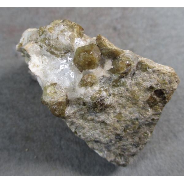 国産鉱物　秩父鉱山　緑ベスブ石　ベスブアナイト　国産天然鉱物　2 国産鉱物 VESUVIANITE(ベスブ石)埼玉県秩父鉱山6150 : ラピス - 通販 - Yahoo