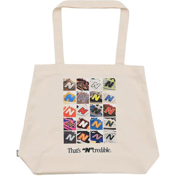 ニューバランス New Balance GRAPHIC TOTE AC9728D　ニューバランスの限定グラフィックをあしらった 8L キャンバスグラフィックトート。丈夫なキャンバス素材の定番トートを、スポーティで現代的なグラフィックでデザイ...