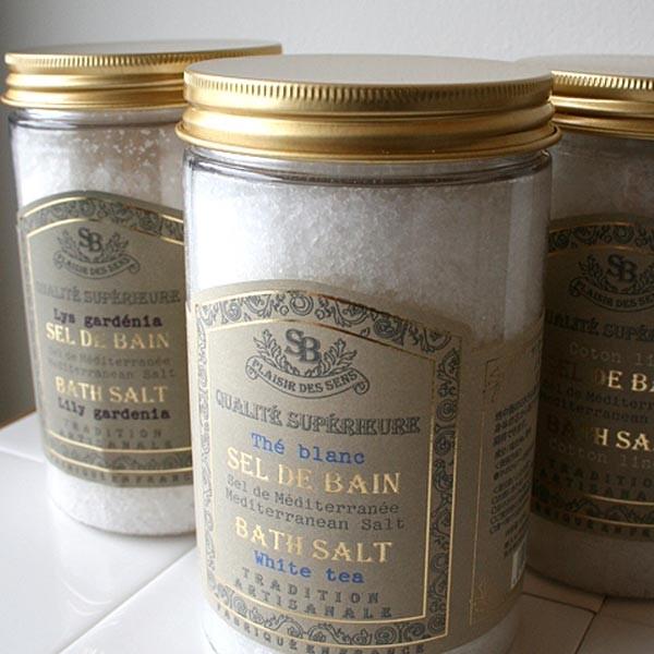 クラシカルで洗練された大人のフレンチクラシックシリーズ。香りとミネラルで安らぐバスソルト。高級感溢れるフレンチスタイルのパッケージが印象的な、フランス サンタール・エ・ボーテ社のフレンチクラシックシリーズ。女性らしいやさしい香りが特徴のバス...