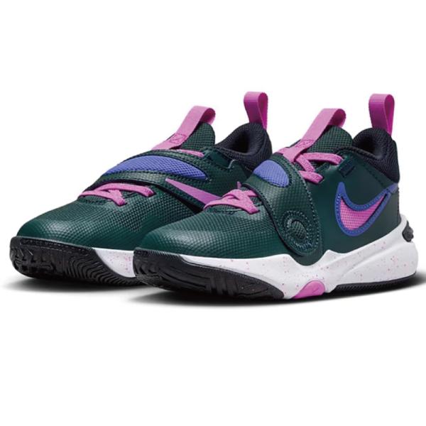 今すぐナイキ チーム ハッスル D11を手に入れよう。チーム ハッスル Dシリーズの今回のバージョンは、抜群に着脱しやすいデザインを追求。伸縮性のあるシューレースで大きく開き、大きなストラップでしっかりフィット。さらに、心地良いクッション性...