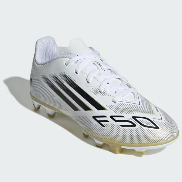 ピッチで真の自分を見せるために、スピード至上主義のF50を履いて、ライバルを圧倒するスピードでゲームをものにしよう。このジュニア用F50 CLUBは、軽量合成アッパーとパーフォレーションを施したシュータンを備えて、快適な履き心地に仕上げたモ...