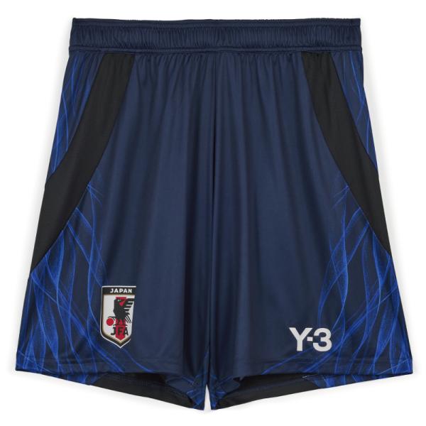 日本代表チームが一つの炎になってうねりを上げて燃え上がる。チームのホームカラーのブルーをベースに、日本の力強さを映し出すかのような、うねりを上げて燃えるハンドペイントの青い炎のグラフィックをあしらった、日本代表のホームショーツ。Y-3とのコ...