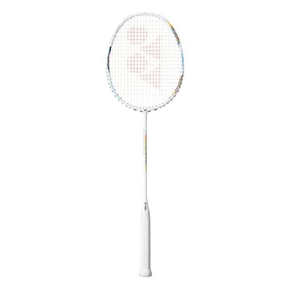 軽さと柔らかさを追求。柔らかい打球感が球持ちを向上。■メーカー：YONEX ヨネックス■品名：アストロクス33■品番：AX33■カラー：626（アース）■サイズ：5U5■素材・フレーム：高強度カーボン＋タングステン・シャフト：カーボン＋Na...