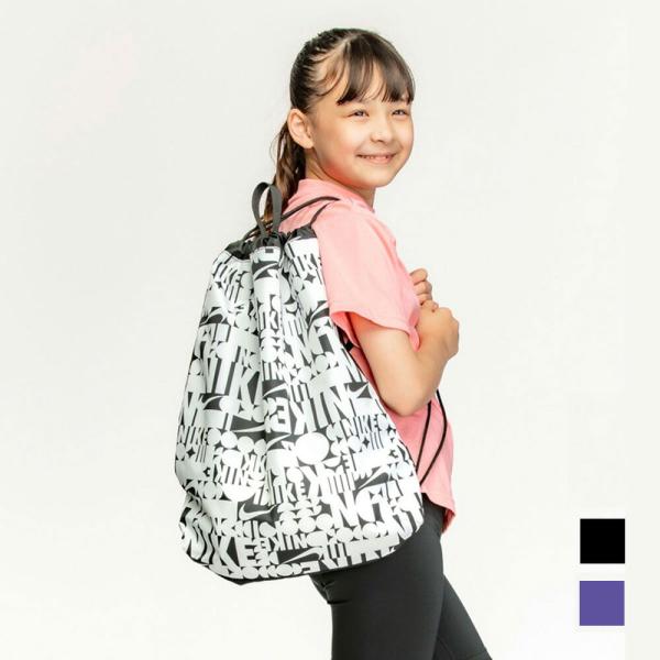 【商品名】プリントベーシックドローストリングプールバッグ【カラー】009ブラック012ムラサキ【素材】ポリエステル　裏面にポリウレタンコーティングあり【サイズ】39cm×43cm×7cm（10L）【特徴】ナップザックタイプのプールバッグ。軽...