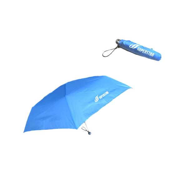 ブルーの携帯に便利な折り畳み傘。多少展示汚れがある物もございますがご了承の上ご注文ください。処分品のためご注文取り消し、交換、返品はご容赦ください。