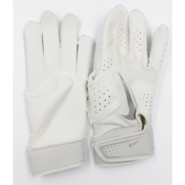 グリップ力と耐久性を高めるためのテクスチャ加工。DRI-FITテクノロジーが快適さと速乾性を保ちます。ネオプレンカフが手首を快適に包み込み、しっかりとフィット。強化されたステッチの袖口で長持ちする耐久性を実現。■両手用■カラー：ホワイト/メ...