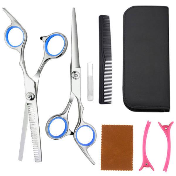 ご家庭で気軽にセルフカット収納ケース付きで便利な8点セットステンレス製で錆びに強く、切れ味抜群でスパッと切れます。【セット内容】・カットハサミx1・スキバサミx1・ヘアクリップ×2・コーム(櫛)x1・クリーニングクロスx1・潤滑油・専用ケー...