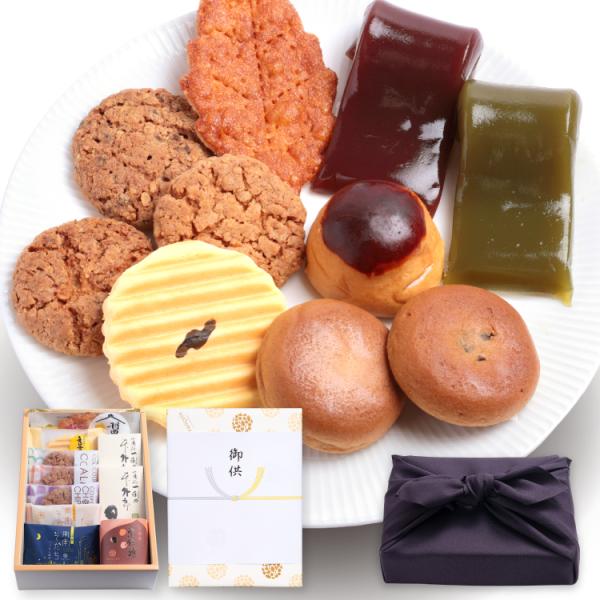 大切な方への想いを菓子に託して――和菓子と焼き菓子の心温まるお供えギフトです。落ち着いた紫系の風呂敷包みで、上品な印象を大切に仕上げました。仏事の贈答や御仏前、法事・法要、お盆・お彼岸など、幅広いシーンにご利用いただけます。賞味期限：お届け...