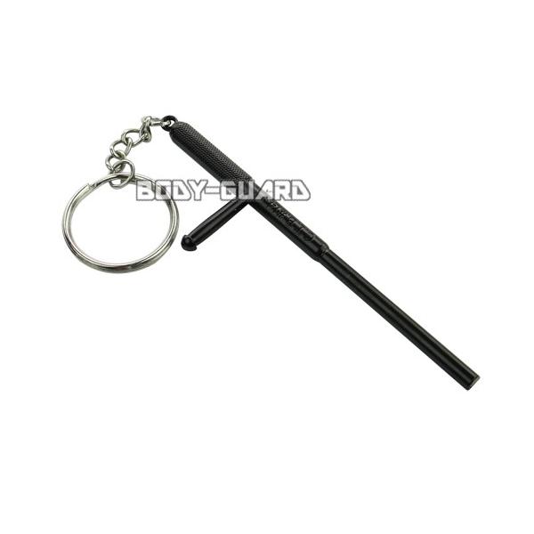 ■　商品説明合金で作られたトンファー型のキーホルダーです。プラスチック製に比べて頑丈で重厚感があります。このデザインに惹かれる方も多いでしょう。特徴的なフォルムは、自分の趣味や好みをさりげなくアピールできます。■　サイズ全長　約10.6cm...