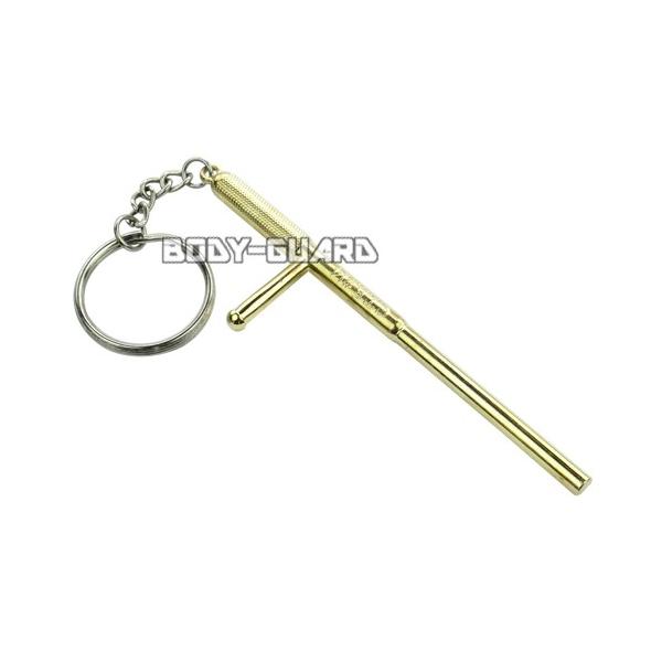 ■　商品説明合金で作られたトンファー型のキーホルダーです。プラスチック製に比べて頑丈で重厚感があります。このデザインに惹かれる方も多いでしょう。特徴的なフォルムは、自分の趣味や好みをさりげなくアピールできます。■　サイズ全長　約10.6cm...