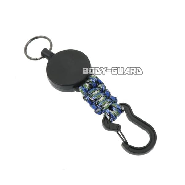 ■　商品説明パラコードを編み込んだデザインが魅力の伸縮リールキーホルダーです。リールの伸縮側にはキーリングが付いており、付属のカラビナでバッグやベルトに簡単に装着可能。鍵や小物の持ち運びがスムーズに行えます。頑丈なパラコードは、緊急時には応...