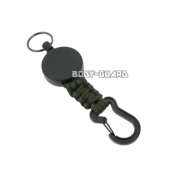 ■　商品説明パラコードを編み込んだデザインが魅力の伸縮リールキーホルダーです。リールの伸縮側にはキーリングが付いており、付属のカラビナでバッグやベルトに簡単に装着可能。鍵や小物の持ち運びがスムーズに行えます。頑丈なパラコードは、緊急時には応...