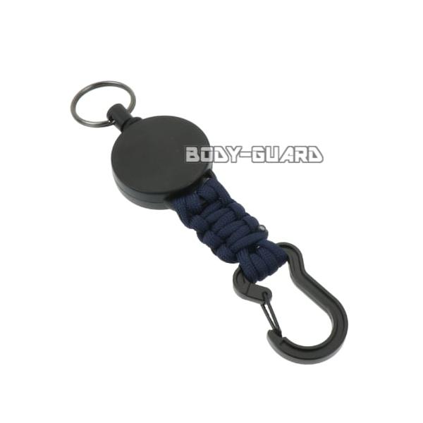 ■　商品説明パラコードを編み込んだデザインが魅力の伸縮リールキーホルダーです。リールの伸縮側にはキーリングが付いており、付属のカラビナでバッグやベルトに簡単に装着可能。鍵や小物の持ち運びがスムーズに行えます。頑丈なパラコードは、緊急時には応...