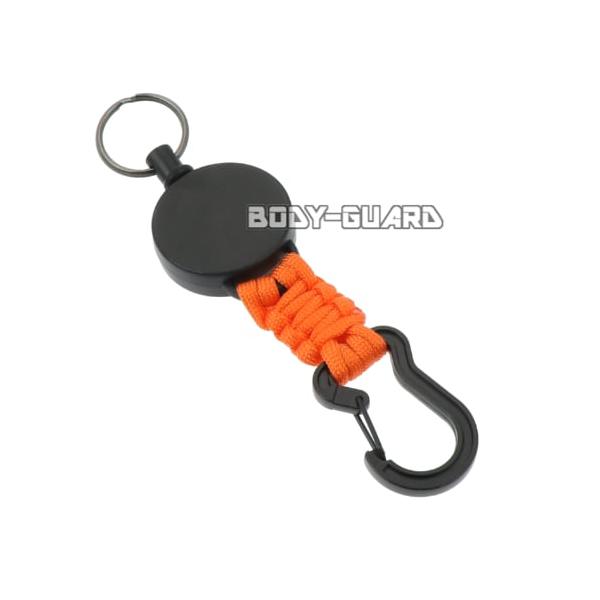 ■　商品説明パラコードを編み込んだデザインが魅力の伸縮リールキーホルダーです。リールの伸縮側にはキーリングが付いており、付属のカラビナでバッグやベルトに簡単に装着可能。鍵や小物の持ち運びがスムーズに行えます。頑丈なパラコードは、緊急時には応...
