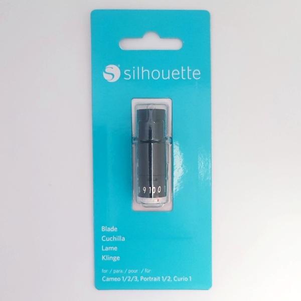 シルエットカメオ カッターセット・米国よりの輸入品ですが国内モデルに使用可能です。■商品型番：SILH-BLADE-3-3T■商品説明：刃出し量を手動で調整（10段階）できるブレードです。■[数量/内容] 1本■[刃出し量] 0.1 mm ...