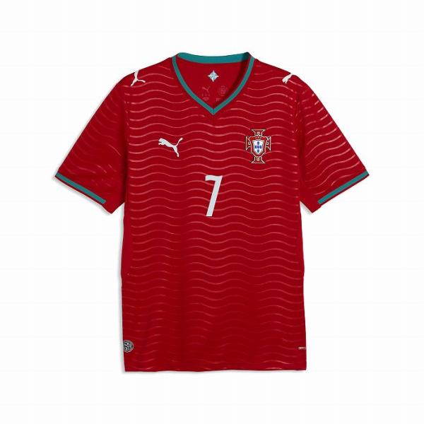 ポルトガル代表のレプリカプレイヤー半袖ユニフォーム。クリスティアーノ・ロナウド選手の背番号とネーム入りで、ファン必携の一着です。情熱的なレッドと洗練されたデザインが、サッカー大国ポルトガルの誇りを象徴。選手着用モデルを忠実に再現し、公式エン...