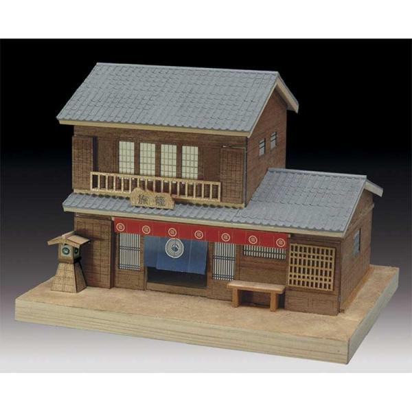 手のひらサイズのインテリアモデル・シリーズです。レーザーカット加工済みの部品を使っているので簡単に製作でき、模型づくりの初心者にもおすすめです。江戸時代、旅人を宿泊させ食事を提供することを業とした家、旅籠。特殊な製法で加工された瓦が特徴。細...