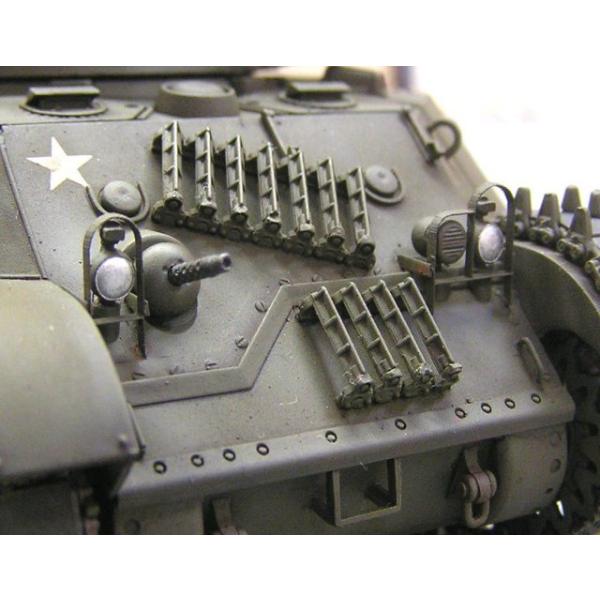 1/35汎用のライトガードセットです。各メーカーのM3、M5に使用可能です。OVMベルトも付いてます。※この商品は塗装、組み立てが必要です。※プラモデル本体は別売りです。■キット内容：1セット■材質：ファイバー紙■メーカー：和巧検索ワード：...