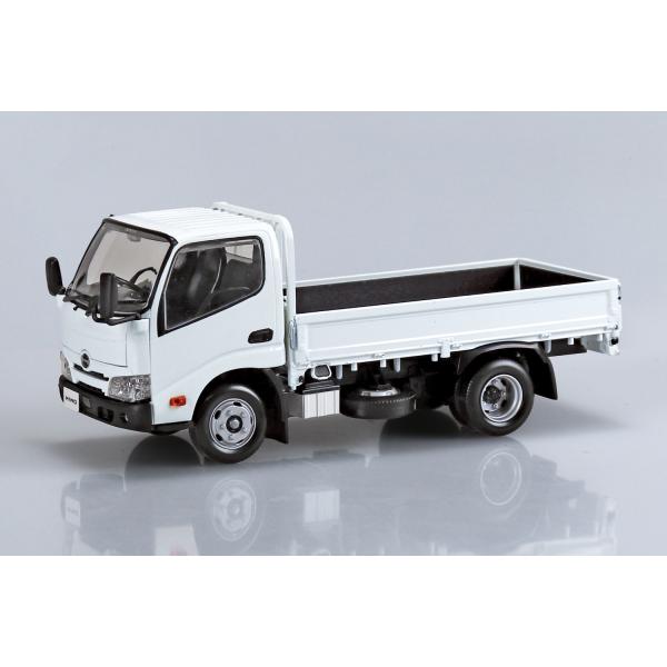 ヒノの2トン【完全新金型】楽プラの「はたらく車」初の２トン車、日野デュトロ 低床 平トラックが登場します。ボディ形状は勿論のこと、ボディ下部フレームの装備もリアルに再現しました。パーツ数を抑え、塗装不要・接着剤不要。お子様から大人まで楽しめ...