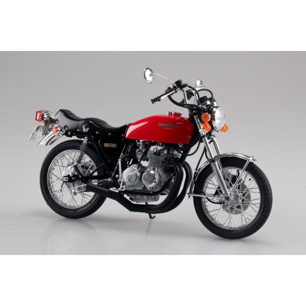 ヨンフォアの定番人気カスタム仕様1976年に運転免許制度の改正に伴いラインナップに追加された排気量398ccのCB400FOURをベースに、新規金型でカスタムパーツを追加したカスタム版が登場。エンジンはフィンの薄さを再現するため、積層式を採...