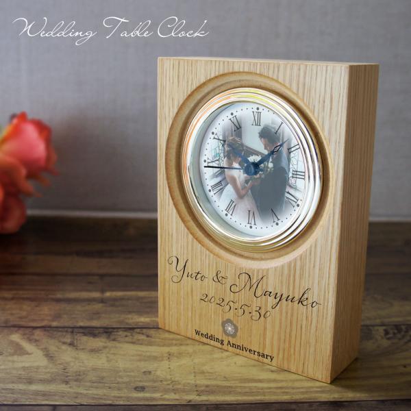 縦170mm×横120mm 厚さ40mmの木製置き時計です。文字盤にご希望の写真を印刷します。 木枠には名前やメッセージを入れて製作します。お友達の結婚祝い、結婚記念日や誕生日プレゼントにいかがですか？■メッセージについてサンプルの画像と同...