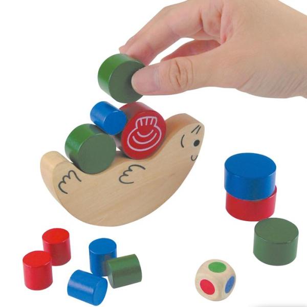 ラッコのおなかにいくつつめるかな？ サイコロの色に従ってつみきをのせよう！商品サイズラッコ（100×55×15mm）×1、円柱大（φ30×15mm）×3、円柱中（φ25×15mm）×3、円柱小（φ15×15mm）×6、サイコロ（15×15×...