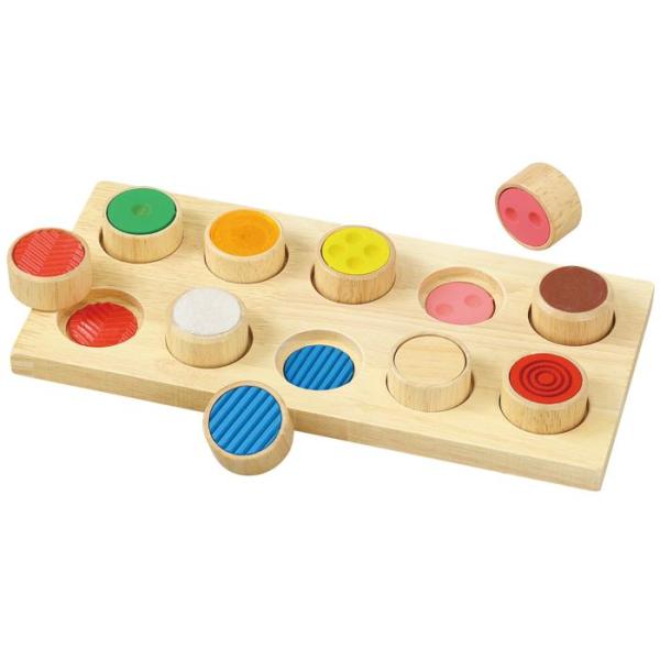 指先の感覚でペアを見つけて遊ぶ木製玩具商品サイズ土台：284×127mm、円筒φ40×20mmセット内容土台×1、円筒×10