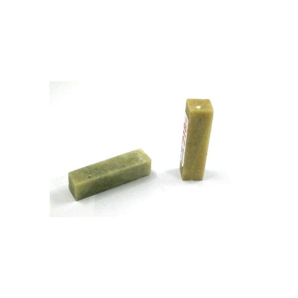 印彫面８ミリ角の小さな印材中国浙江省青田県産出の石蝋石の一種で石質は、滑らかで細かい細工もできる石石の色彩は多様にありますが、青系の色彩のものが多い初心者にも簡単に彫れる柔らかい石寸法　約８×８×３０ミリ販売単位は、１本です。サイズ寸法・石...