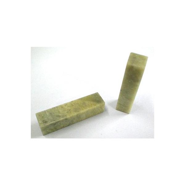 印彫面12ミリ角の小さな印材中国浙江省青田県産出の石蝋石の一種で石質は、滑らかで細かい細工もできる石石の色彩は多様にありますが、青系の色彩のものが多い初心者にも簡単に彫れる柔らかい石寸法　約１２×１２×５０ミリ販売単位は、１本です。サイズ寸...