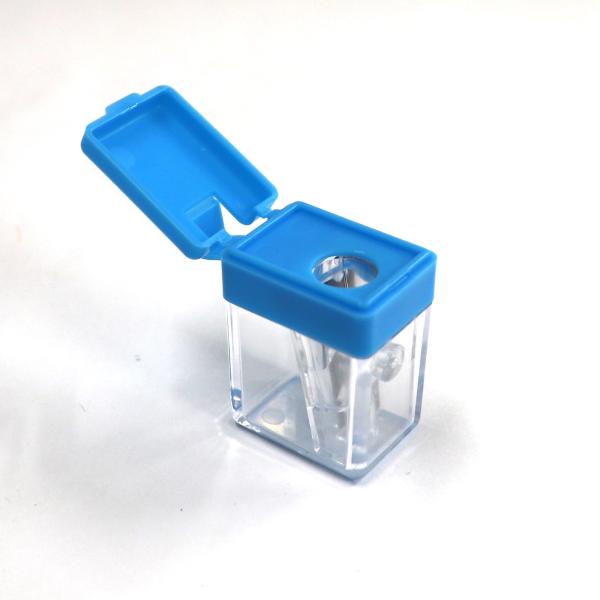 [メール便発送はできます]フタ付き・けずりカス収容ケース式ポケットシャープナー受験や野外スケッチなどに携帯できるミニ鉛筆削りけずりカス受・収容ケースがついていますので、廻りを汚すことがありません。寸法：２３×１７×高さ３９ミリ※ケース内のけ...