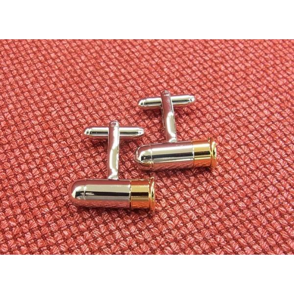 拳銃の弾丸のカフスです。ツートンカラーとリアリティーもバッチリ。モデルガンや映画好きな方や、メッセージ性をアピールにもぜひ。◆素材：真鍮等◆サイズ：約２ＣＭ