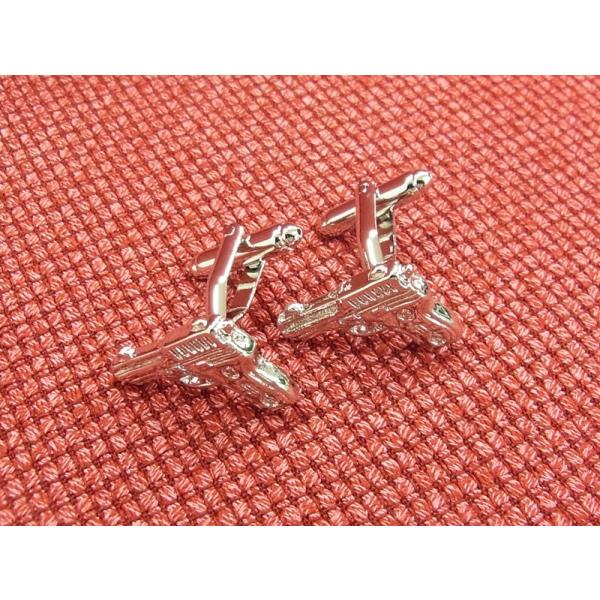 拳銃ののカフスです。オートマチックタイプの拳銃型です。モデルガンや映画好きな方や、メッセージ性をアピールにもぜひ。◆素材：真鍮等◆サイズ：約２ＣＭ