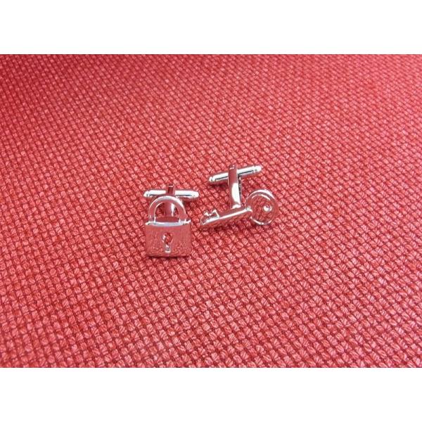 ユニークカフスのシリーズです。カギと錠の形のカフス。アシンメトリーのデザインと、メッセージ性が話題性が出ると思います。◆素材：真鍮等◆サイズ：約２ＣＭ