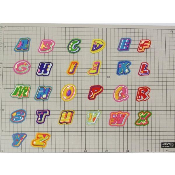 ローマ字のカワイイワッペンです。目を引くカラフルなカラーリングで、ワンポイントのシャドーやアクセント。字体もキュートなワッペンです。◆刺繍ワッペン（アイロンタイプ）◆サイズ：（写真のｐで）タテ約3.5CM　ヨコ約3.5CM