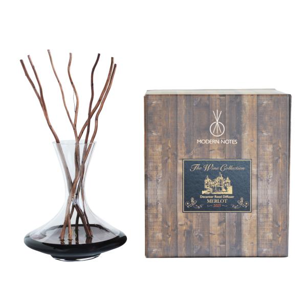 重厚感溢れる木目調の箱、自然を感じる小枝風のスティック、奥深いワインの香り・・・大切な人への贈り物にもふさわしい『MODERN NOTES(モダンノーツ)』ワインコレクション。抜群の存在感でお部屋を彩り、たっぷり大容量のデキャンタサイズが登...