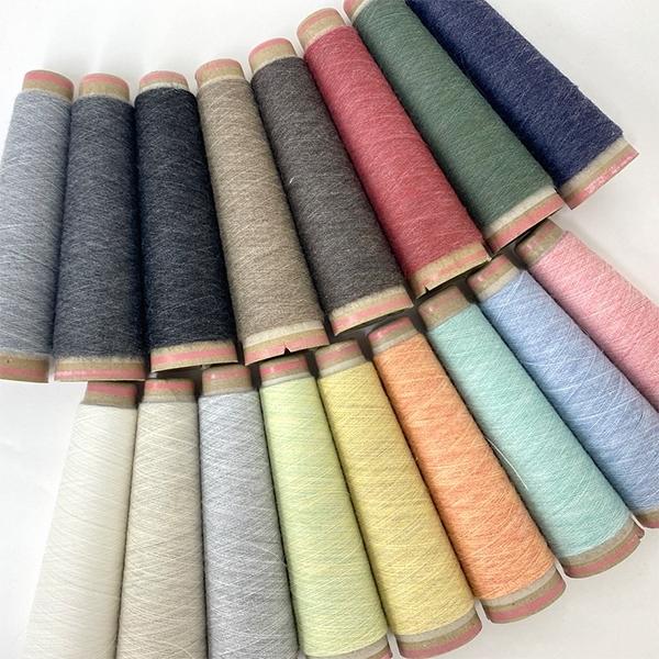 コットン毛糸と一緒に引き揃えで大活躍！手編み、手織りにおすすめ！手織りや機織りにおすすめ！超極細タイプのストレート糸です。カラーバリエーションが豊富。糸になる前に染色しているTOP糸です。◆番手36番◆素材:レーヨン70%,麻30%※お使い...