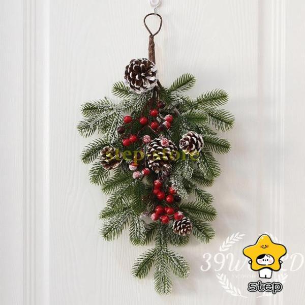 サイズ:高さ約55cm、幅さ約35cm、重量約170g素材：PVC、布、 松かさ華やかなリースは眺めるだけでクリスマス気分を演出してくれます。クリスマスリースには、魔よけと、豊作をお願うという意味があると言われています。ご自宅の玄関用、ドア...