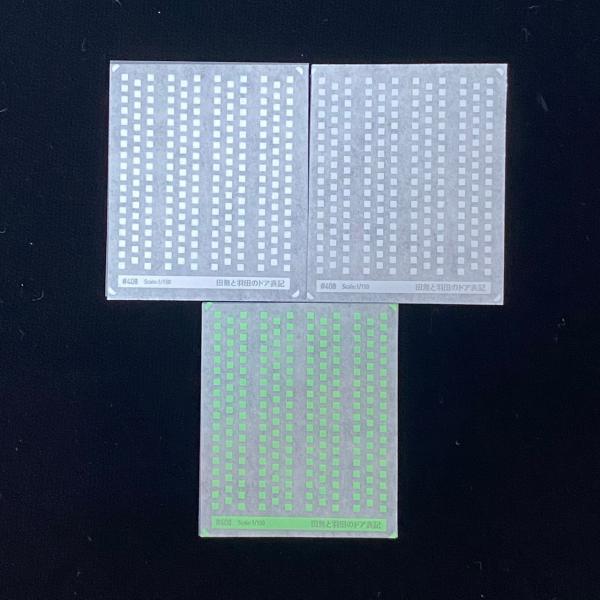 西武線のドア窓に貼られている広告ステッカーのNゲージ（1/150スケール）用インレタです。他社に比べて幅が狭いのが特徴です。約20両分+α入。また、京急線の各ドア下部に貼られている羽田空港ターミナル案内も全く同じサイズですのでご使用いただけます。