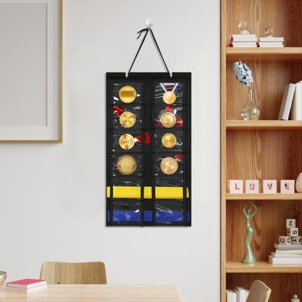 説明:[空手ベルトディスプレイホルダー]: ベルトとメダルを収納でき.ベルトとメダルを整理してきれいに整頓できます.[高品質素材]:武道ベルトオーガナイザーは高品質のフェルト素材で作られており.耐摩耗性と耐久性に優れ.長期間使用できます.[...