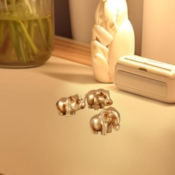 説明:[プレミアム素材]: これらの動物像はプレミアム樹脂で作られており.耐摩耗性があり.壊れにくく.耐久性と長寿命を保証します. [精巧な職人技]: 樹脂彫刻は精巧な職人技と鮮やかなディテールで作られており.デスクの装飾に最適です. [幅...