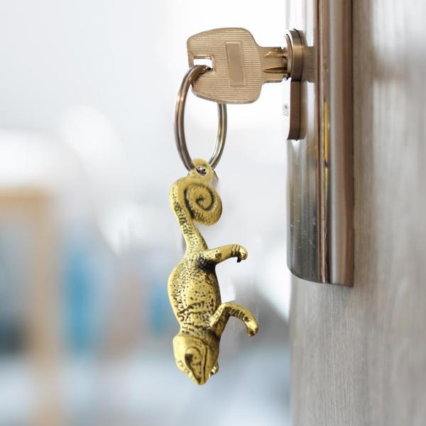 説明:[繊細な職??人技]この銅像は.独特の芸術的魅力を放つテクスチャーによって強調されています[真鍮素材]このキーホルダーペンダントは銅製で.丈夫で壊れにくいです. [商品サイズ]このミニカメレオンフィギュアのサイズは46mmx16mm ...