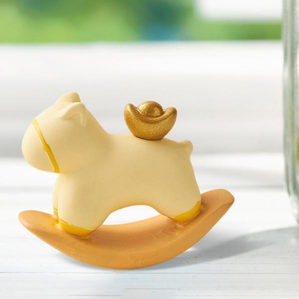 説明:[クリエイティブなスタイル]: 可愛くてクリエイティブなロッキングホースの置物.興味深く繊細なデスクトップアートの装飾品.優れた職人技.家の装飾に最適です. [プレミアム素材]: ロッキングホースの小さな彫刻はプレミアム樹脂素材で作ら...