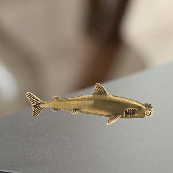 説明:[特徴]真鍮製の海の動物サメの置物オーナメント.細かい彫刻が施された小さな銅製のサメの装飾オーナメント.自宅.オフィス.車.ティーハウスに最適な.本物そっくりでスタイリッシュなミニサメの像. [素材]銅製の海の動物サメのミニチュアフィ...