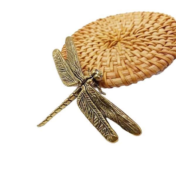 説明:[エレガントな真鍮トンボデザイン]: 繊細で芸術的な金属彫刻.ご自宅やオフィスの装飾にインスピレーションあふれる魅力を添えるのに最適です. [高品質素材]: 真鍮製で高級感のある仕上がりで.長期間の美しさと変色を防ぎます. [コンパク...