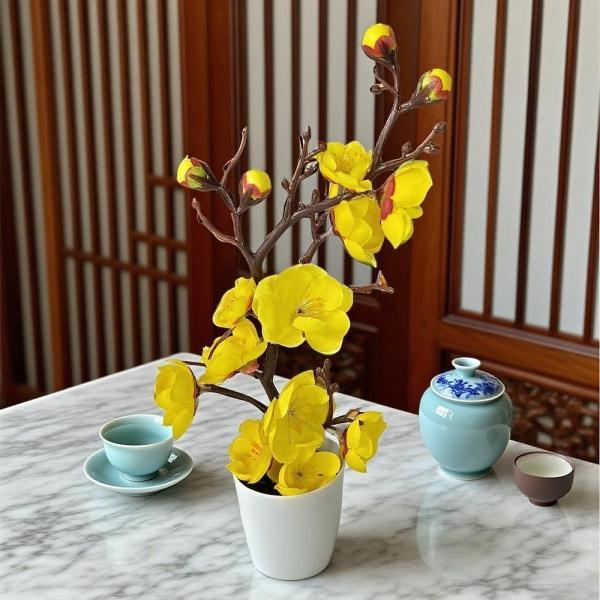 説明:[サイズ]: 直径6cmの花瓶が付いた人工装飾品です.全体の寸法は高さ27cmで.どんなお部屋にもマッチします. [素材]: 高級ポリプロピレンとシルクで作られたこの造花は.丈夫で長持ちします.時間が経っても枯れることなく.美しい色を...