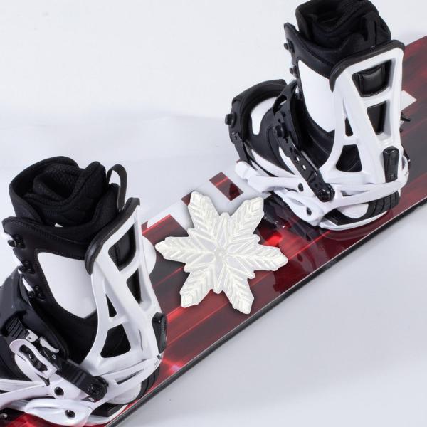 説明:[PVC素材]スノーボードトラクションストンプパッドはPVC素材で作られており.軽量で耐久性があり.持ち運びや保管が簡単です.[滑り止めデザイン]特殊な盛り上がったリッジデザインを備えたスノーボードストンプパッドは.ゲレンデでのトラク...